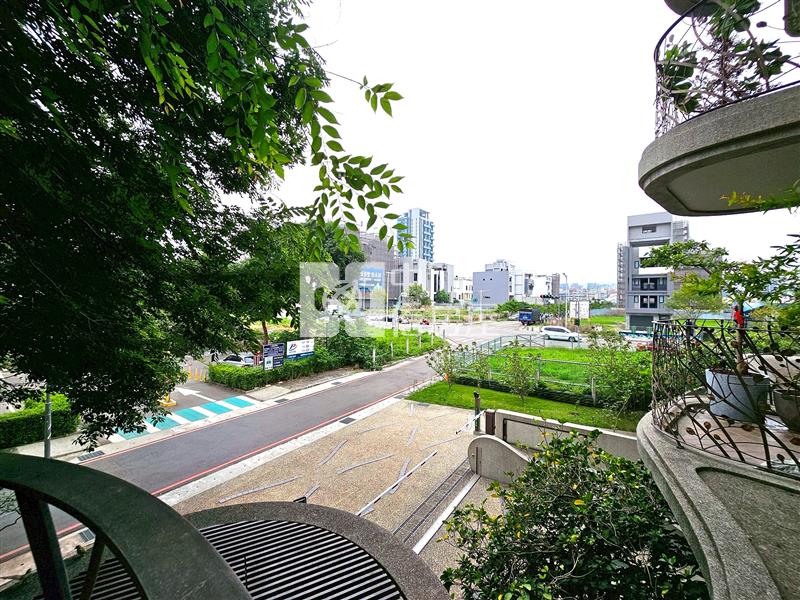 龍寶仁美臻邸樹梢戶雙平車連號房屋室內格局與周邊環境