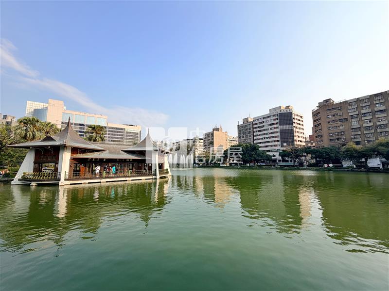 台中公園商二收租透店房屋室內格局與周邊環境