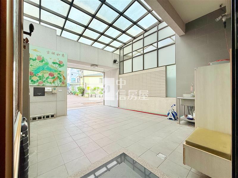 新光國中旁臨路車庫別墅房屋室內格局與周邊環境