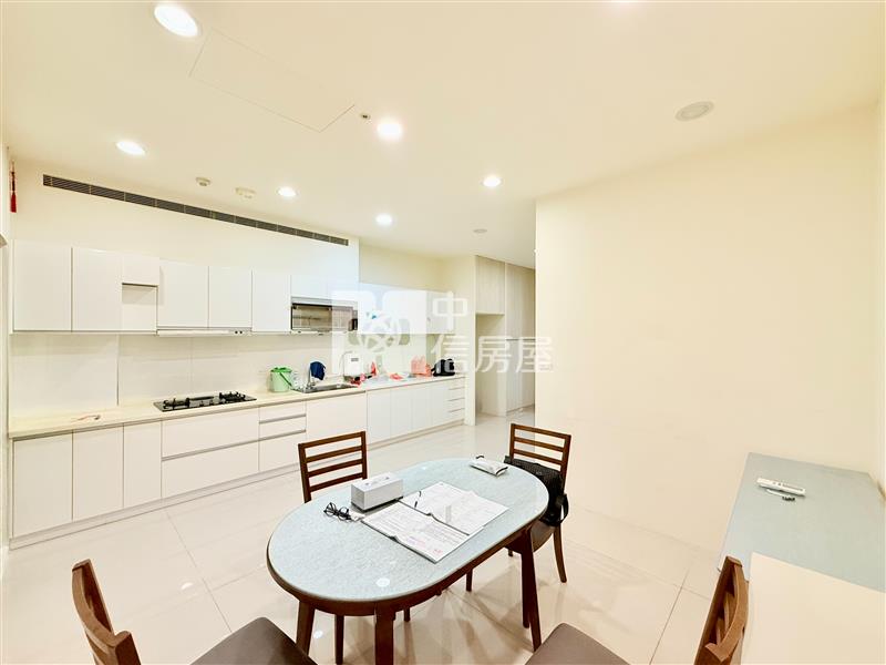 新光國中旁臨路車庫別墅房屋室內格局與周邊環境