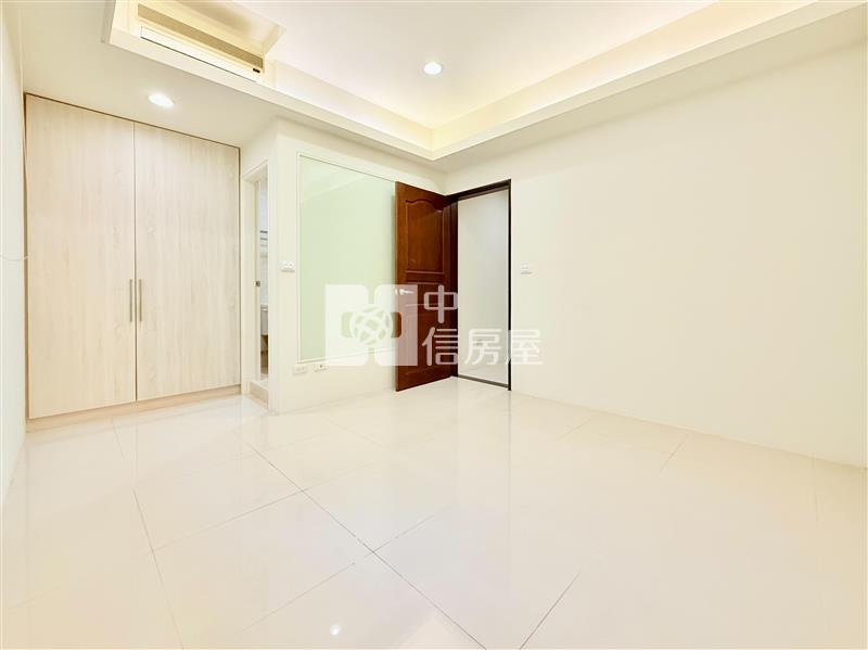 新光國中旁臨路車庫別墅房屋室內格局與周邊環境