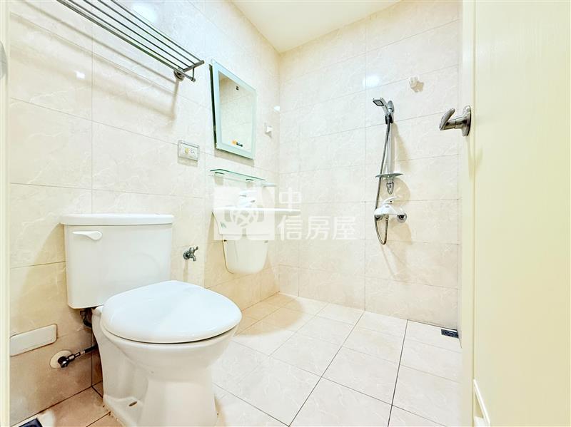 新光國中旁臨路車庫別墅房屋室內格局與周邊環境