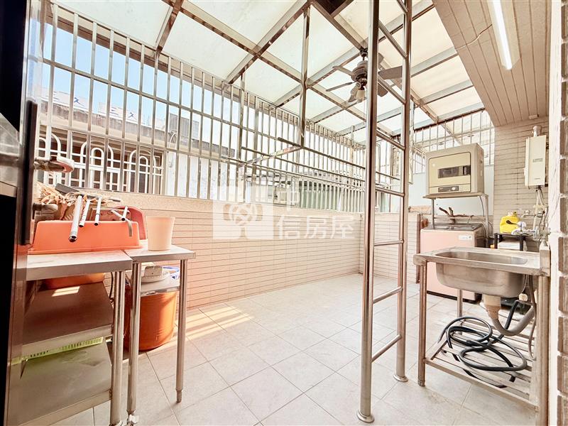 新光國中旁臨路車庫別墅房屋室內格局與周邊環境