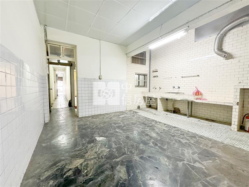 龍潭804旁黃金透天大地坪店面(需整理)房屋室內格局與周邊環境