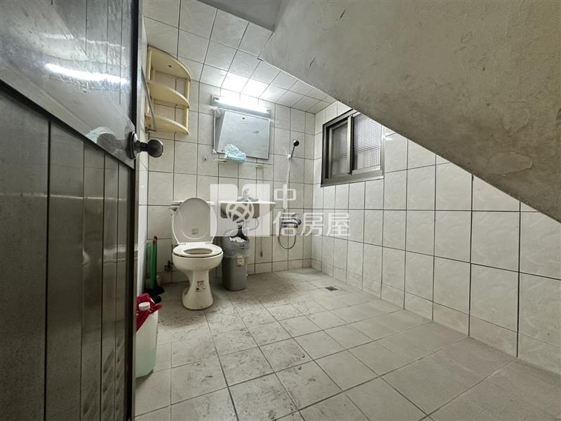 龍潭804旁黃金透天大地坪店面(需整理)房屋室內格局與周邊環境