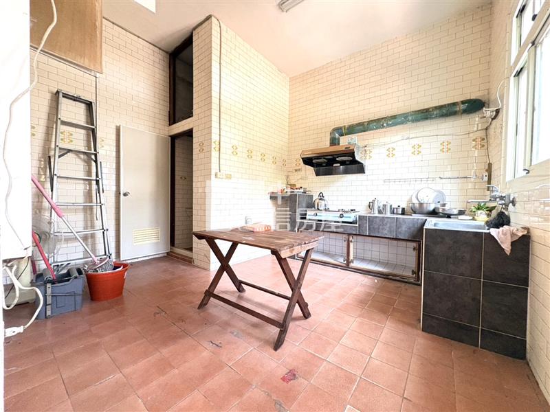 洲際漢神潮春公園邊間大面寬透天房屋室內格局與周邊環境