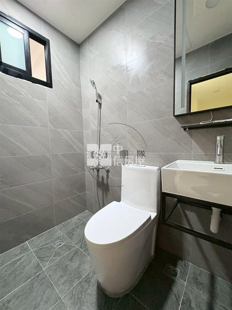 近高榮國小整新透天房屋室內格局與周邊環境