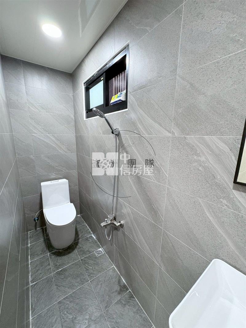 近高榮國小整新透天房屋室內格局與周邊環境