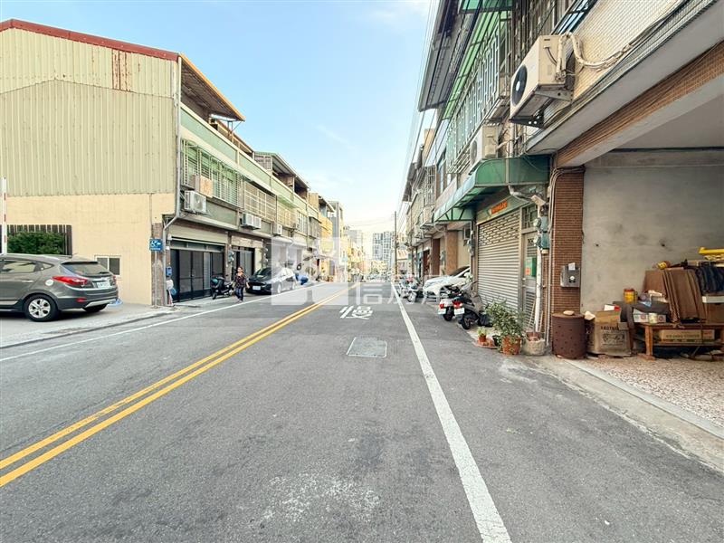 沙鹿家樂福臨10米露美透天房屋室內格局與周邊環境