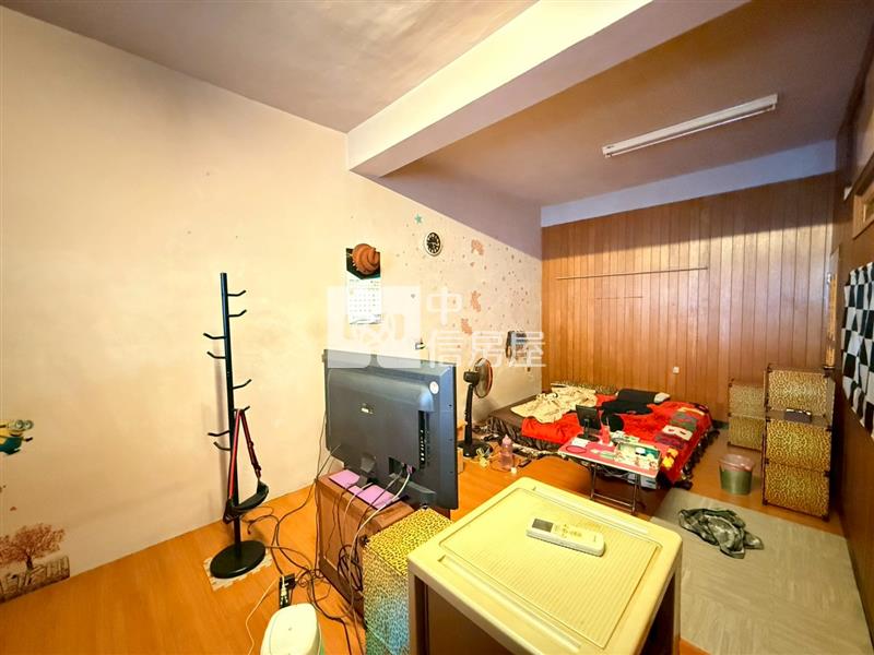 沙鹿家樂福臨10米露美透天房屋室內格局與周邊環境