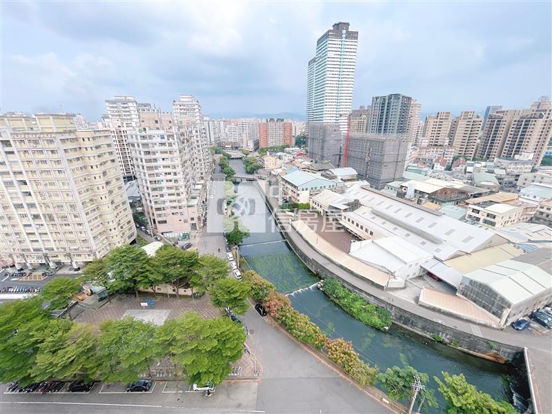 南區大慶富宇悠森學四改三平車房屋室內格局與周邊環境