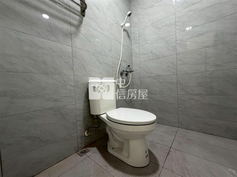 水湳重新整理四房雙車公寓房屋室內格局與周邊環境