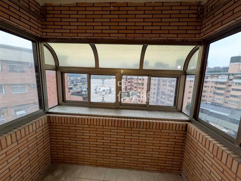 精品國宅頂樓景觀戶房屋室內格局與周邊環境