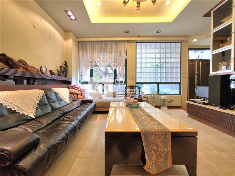 美術館靜謐電梯透天稀有釋出房屋室內格局與周邊環境