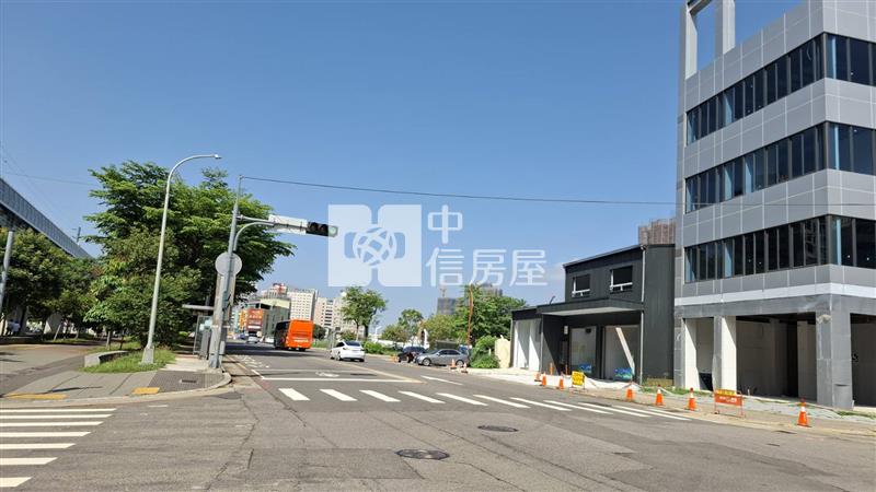 13期旁方正角地建地房屋室內格局與周邊環境