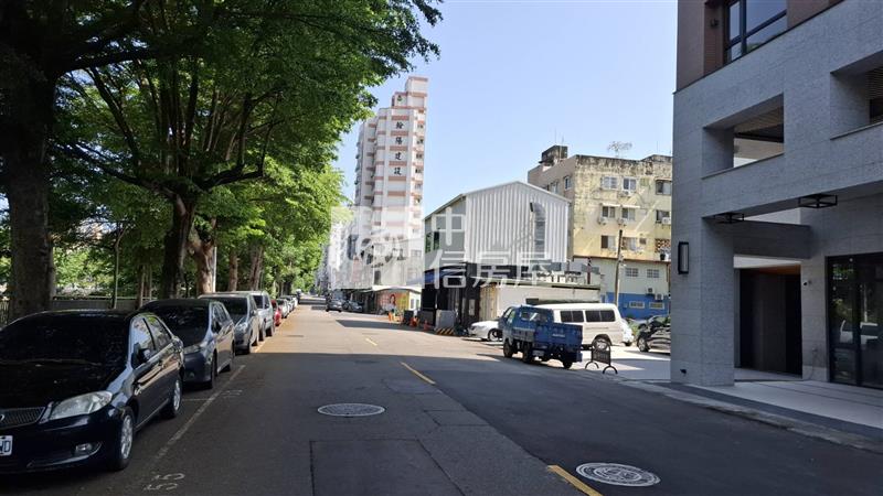 13期旁方正角地建地房屋室內格局與周邊環境