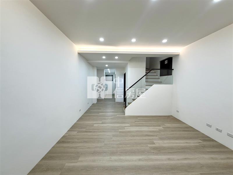 平鎮南勢重劃區整新車庫停車美透天房屋室內格局與周邊環境