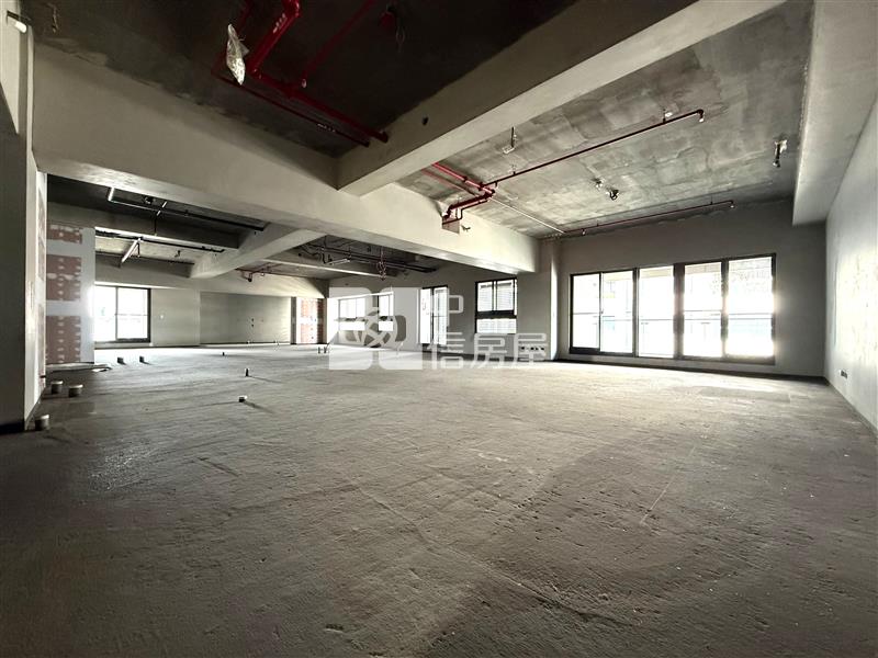 由鉅大謙甲棟毛胚雙平車房屋室內格局與周邊環境