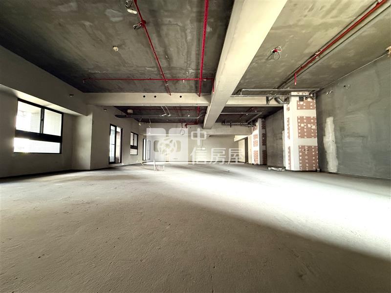 由鉅大謙甲棟毛胚雙平車房屋室內格局與周邊環境