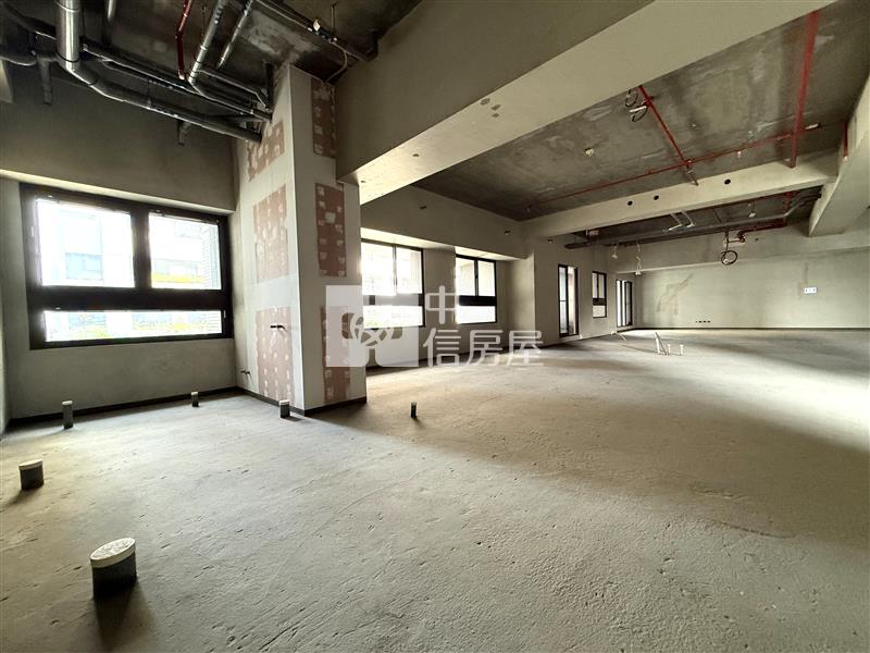 由鉅大謙甲棟毛胚雙平車房屋室內格局與周邊環境