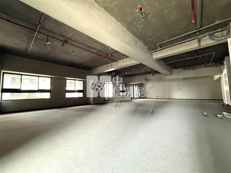 由鉅大謙甲棟毛胚雙平車房屋室內格局與周邊環境