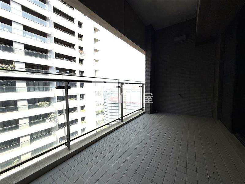 由鉅大謙甲棟毛胚雙平車房屋室內格局與周邊環境