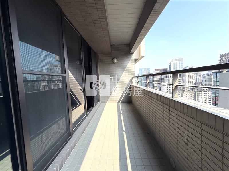 由鉅大謙丙棟毛胚六平車房屋室內格局與周邊環境