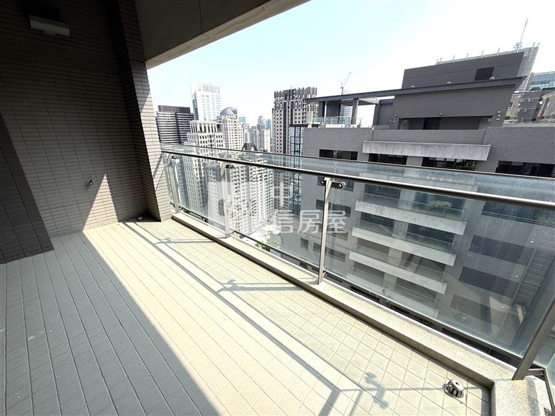 由鉅大謙丙棟毛胚六平車房屋室內格局與周邊環境