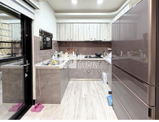 巨蛋商圈翻新三房平車房屋室內格局與周邊環境