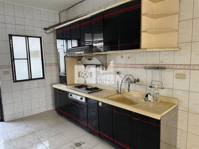 高雄小港5樓大公寓(有專屬平面車位)房屋室內格局與周邊環境