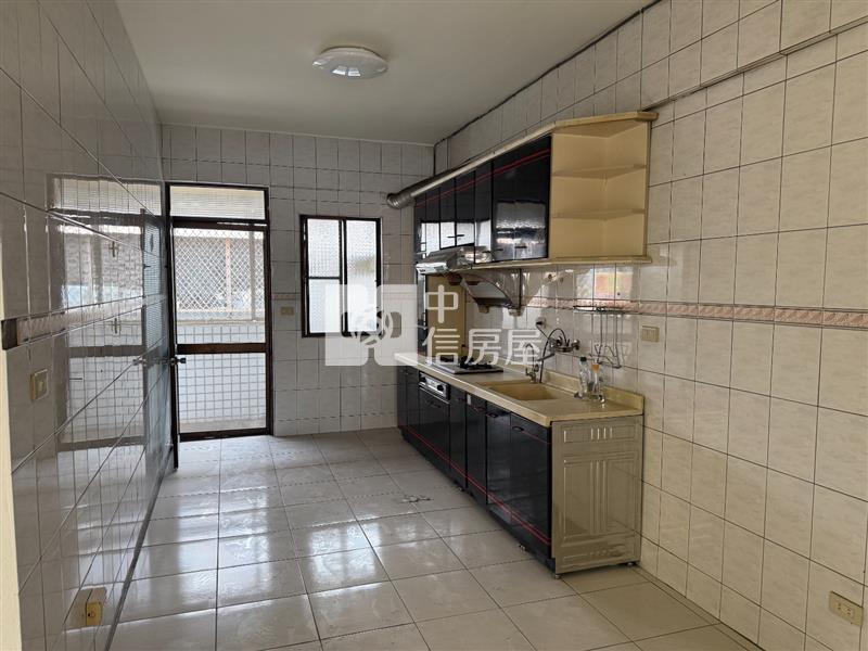 高雄小港5樓大公寓(有專屬平面車位)房屋室內格局與周邊環境