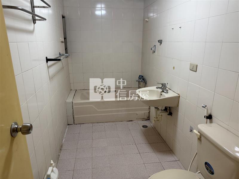 高雄小港5樓大公寓(有專屬平面車位)房屋室內格局與周邊環境