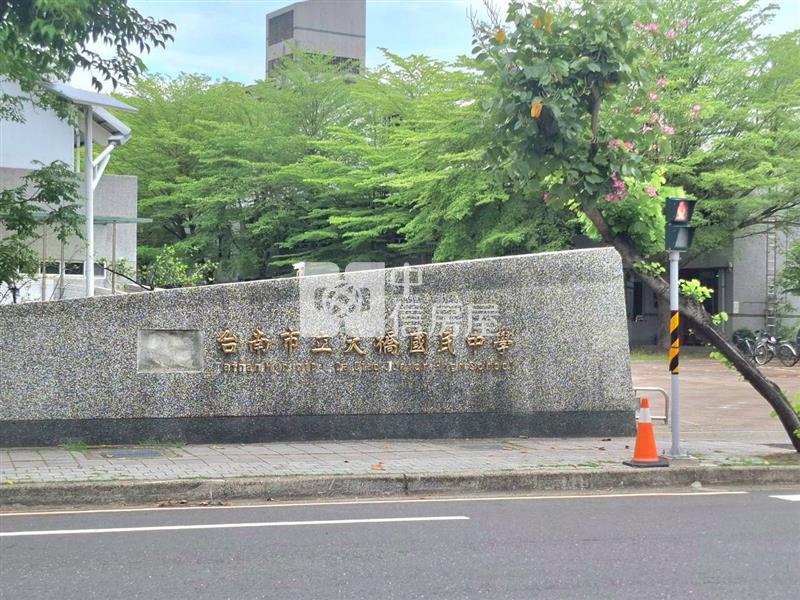 永康區大橋國中旁超美整新車墅房屋室內格局與周邊環境