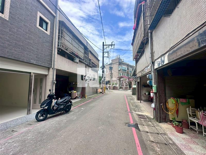 近高榮國小旁翻新美透天房屋室內格局與周邊環境