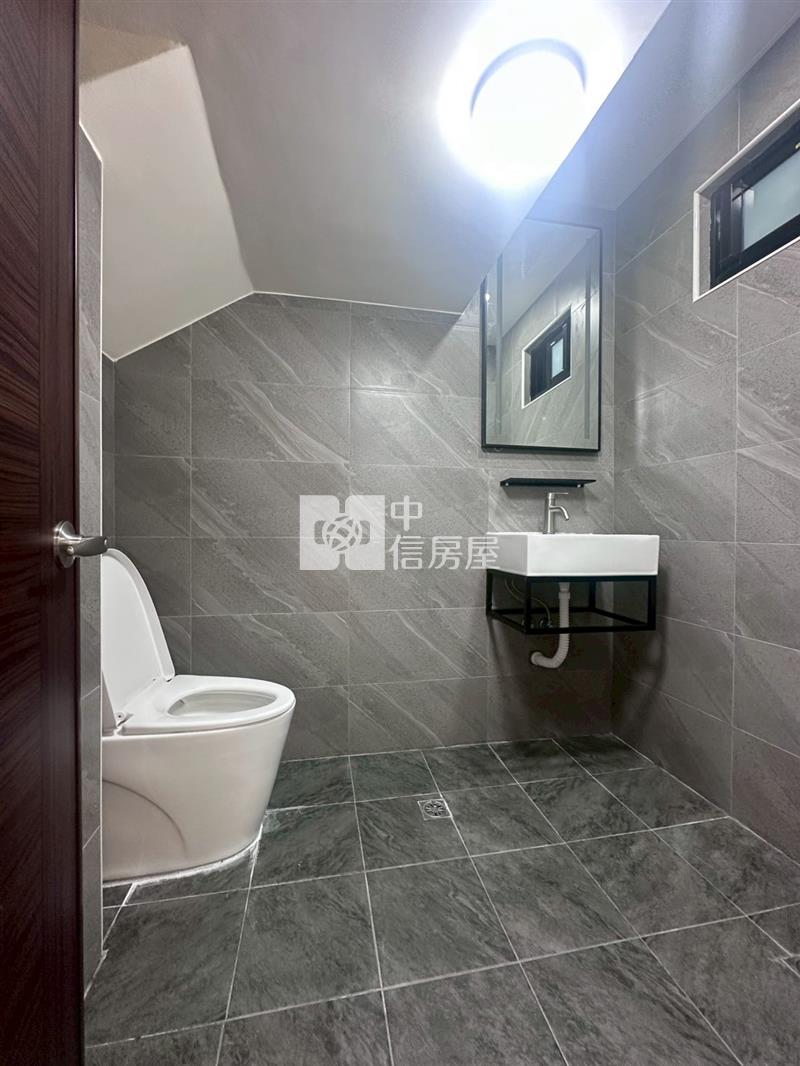 近高榮國小旁翻新美透天房屋室內格局與周邊環境