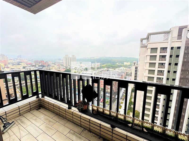 楊梅車站高級大樓4房車房屋室內格局與周邊環境