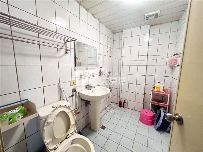 平鎮家樂福旁美裝潢車庫別墅房屋室內格局與周邊環境