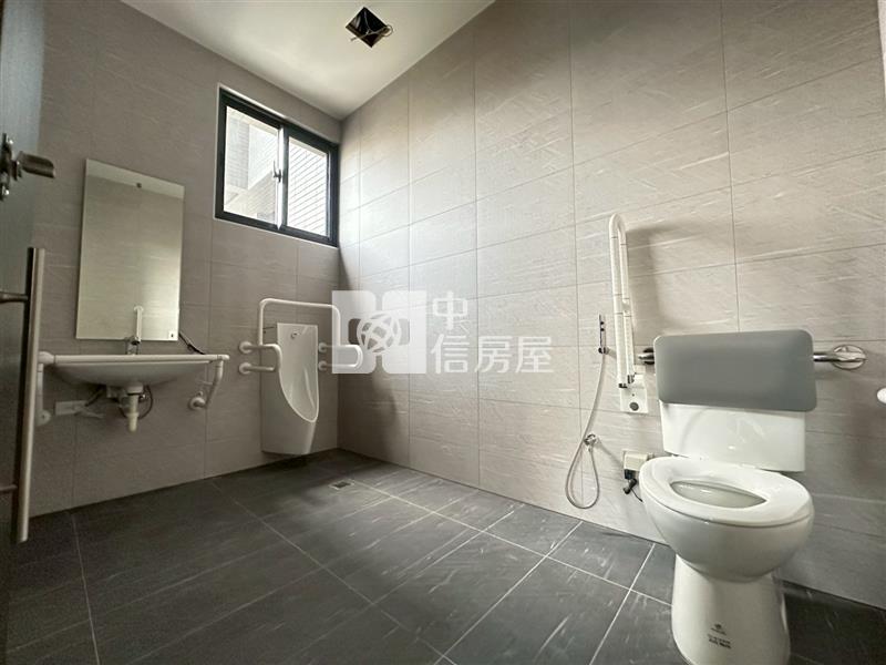 正德芳南路1+2F百坪電梯店面房屋室內格局與周邊環境