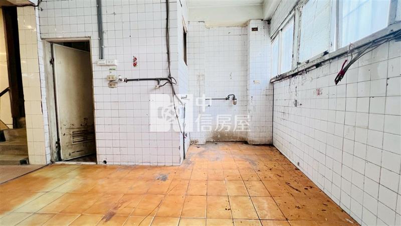 成大精華大面寬店面房屋室內格局與周邊環境
