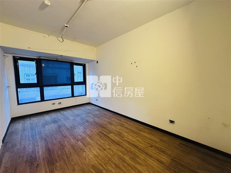 桃園站前邊間金店面房屋室內格局與周邊環境