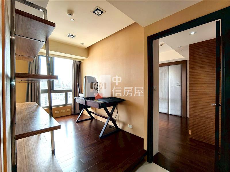 專任世界之心高樓角間朝南房屋室內格局與周邊環境