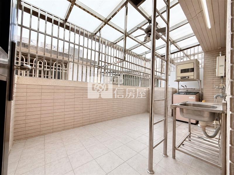 新光國中旁臨路車庫別墅房屋室內格局與周邊環境