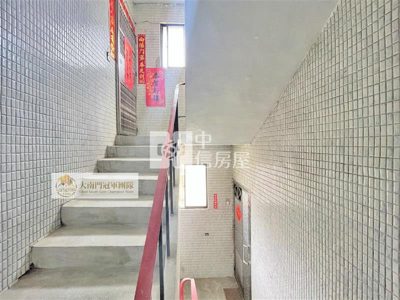 信義國中旁全新裝潢邊間採光方正2房2廳2衛1陽台房屋室內格局與周邊環境