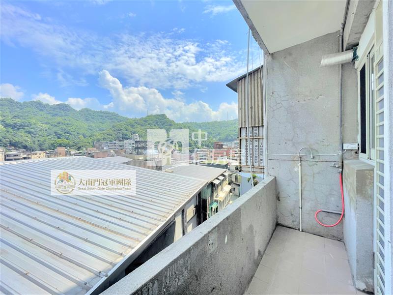 信義國中旁全新裝潢邊間採光方正2房2廳2衛1陽台房屋室內格局與周邊環境