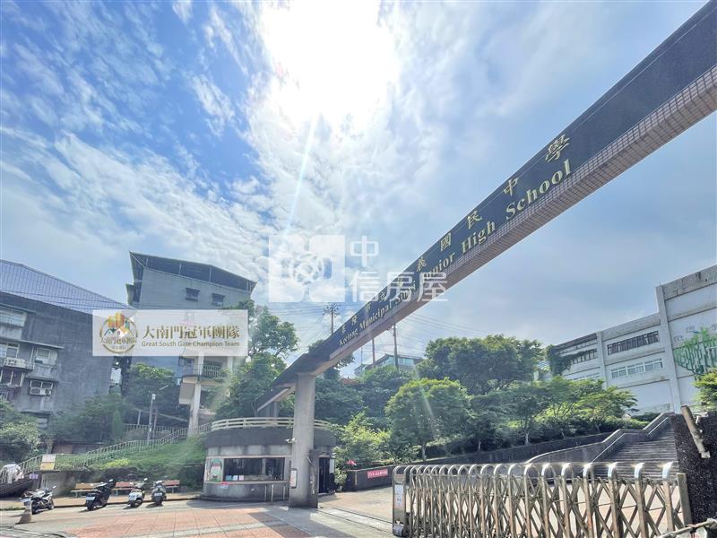 信義國中旁全新裝潢邊間採光方正2房2廳2衛1陽台房屋室內格局與周邊環境