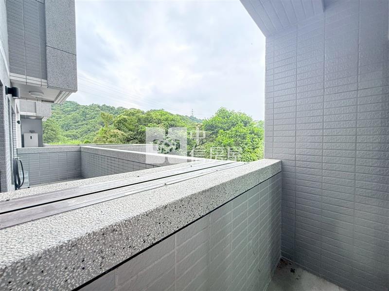 里山鑽全新裝潢兩房平車房屋室內格局與周邊環境