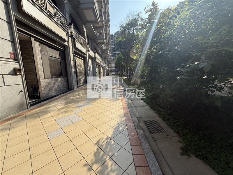 探索21大面寬收租金店面房屋室內格局與周邊環境