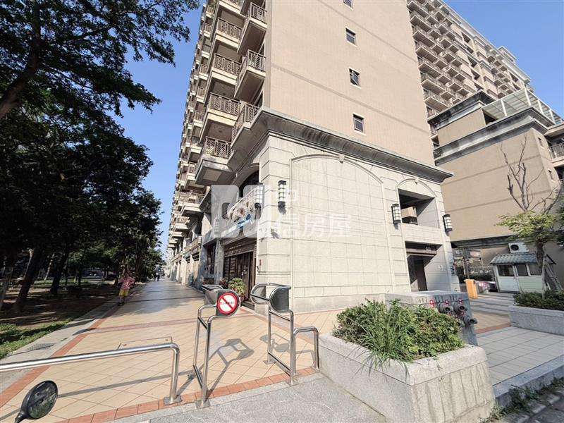 探索21大面寬收租金店面房屋室內格局與周邊環境