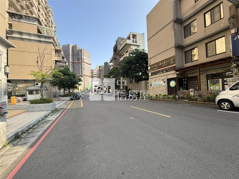 探索21大面寬收租金店面房屋室內格局與周邊環境