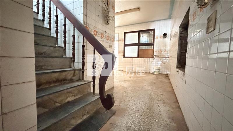 仁德中正路上黃金地段店住合一房屋室內格局與周邊環境